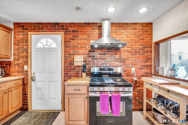 90 West Side Drive, Hamden, CT 06514