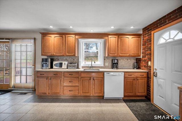 90 West Side Drive, Hamden, CT 06514