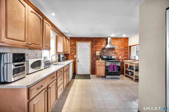 90 West Side Drive, Hamden, CT 06514