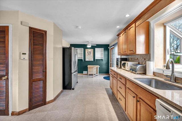 90 West Side Drive, Hamden, CT 06514