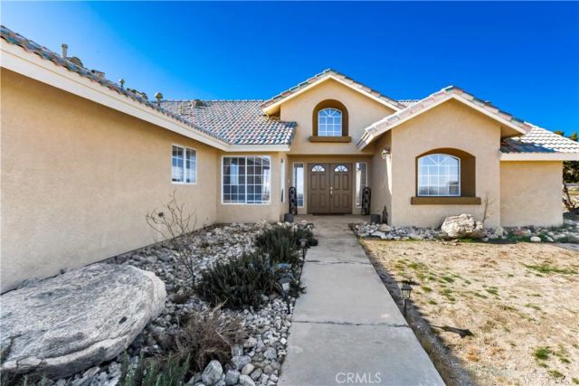 1825 Smoke Tree, Pinon Hills, CA 92372