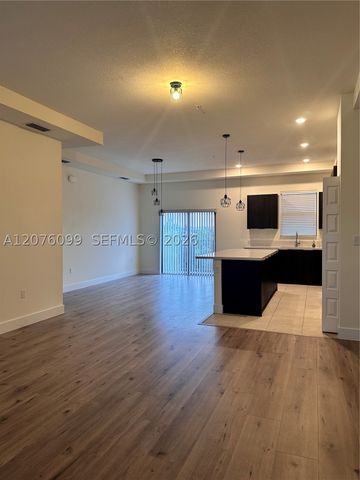10437 NW 82nd St 35, Doral, FL 33178