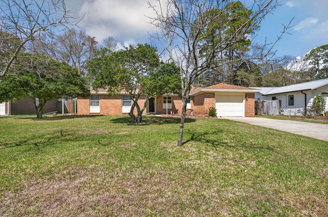 323 Pontevedra Lane, Niceville, FL 32578