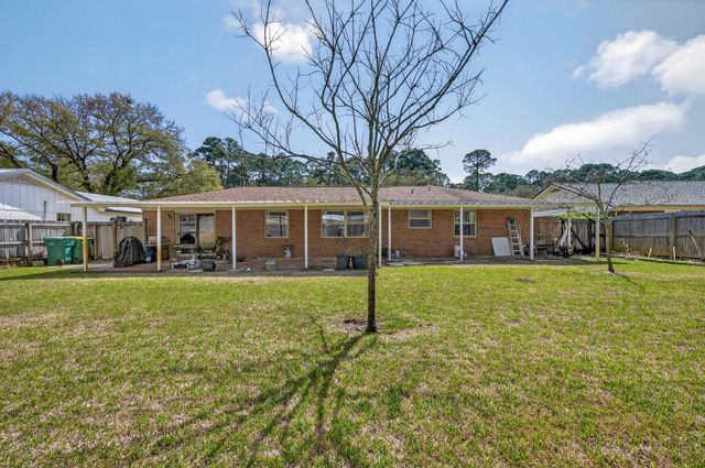 323 Pontevedra Lane, Niceville, FL 32578