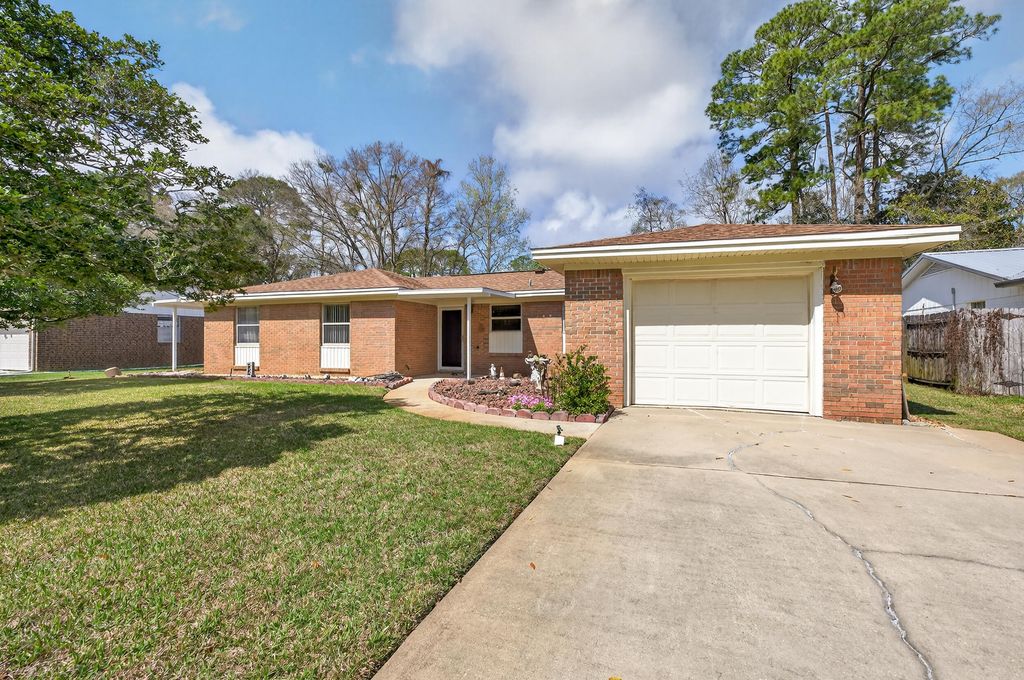 323 Pontevedra Lane, Niceville, FL 32578