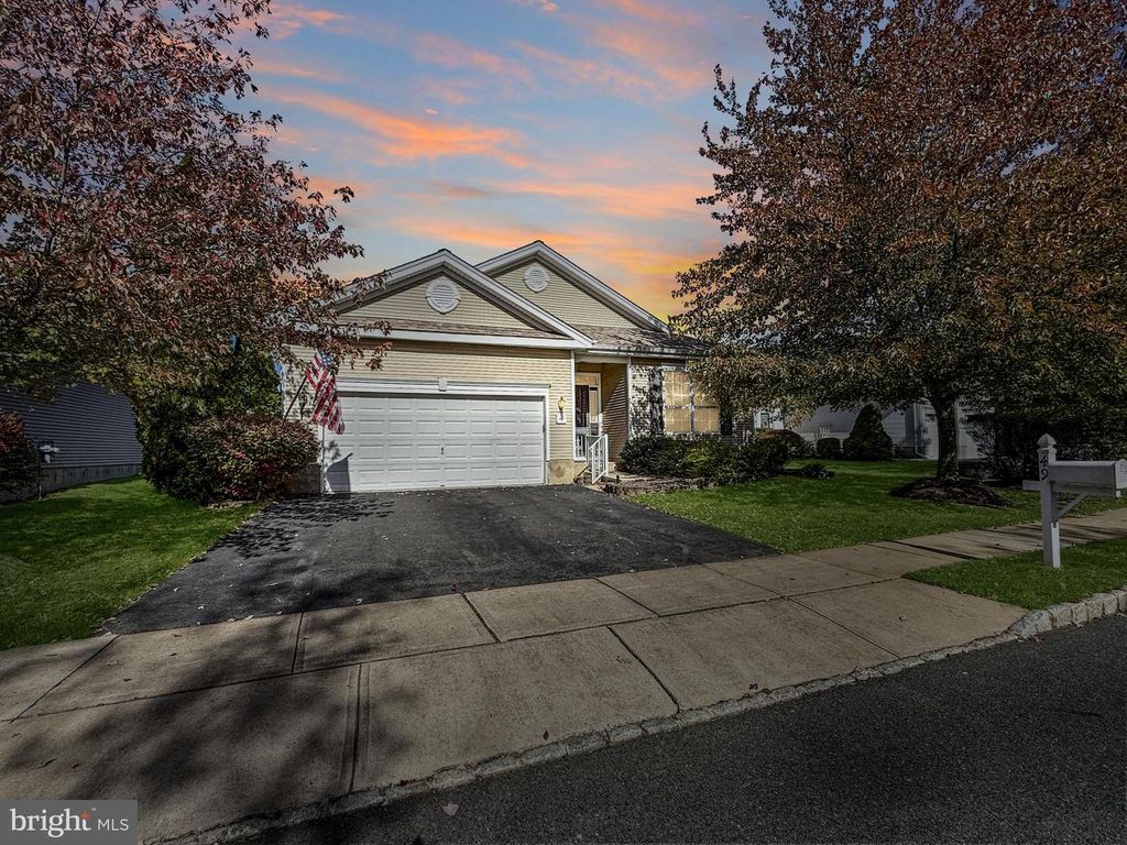 49 CHAMBER LN, Columbus, NJ 08022