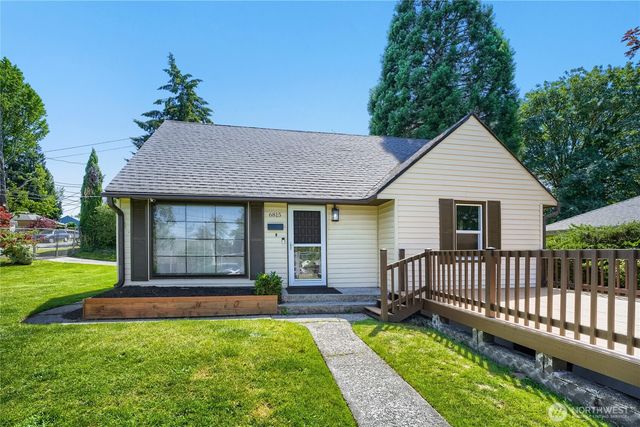 6815 S 120th Place, Seattle, WA 98178