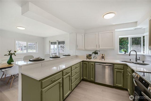 6815 S 120th Place, Seattle, WA 98178