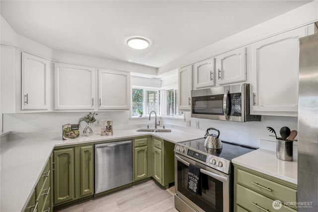 6815 S 120th Place, Seattle, WA 98178