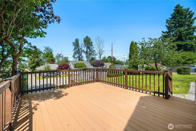 6815 S 120th Place, Seattle, WA 98178