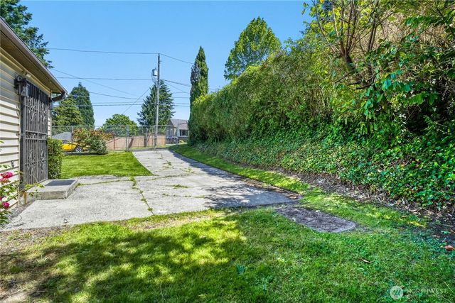 6815 S 120th Place, Seattle, WA 98178
