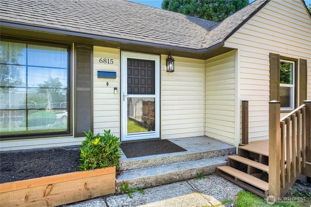 6815 S 120th Place, Seattle, WA 98178