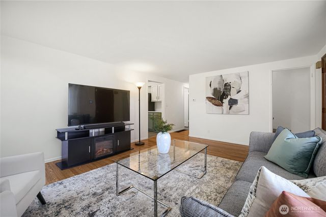 6815 S 120th Place, Seattle, WA 98178