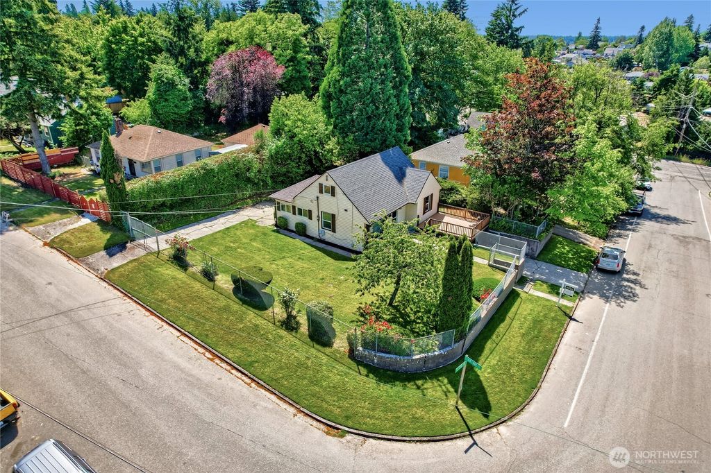 6815 S 120th Place, Seattle, WA 98178