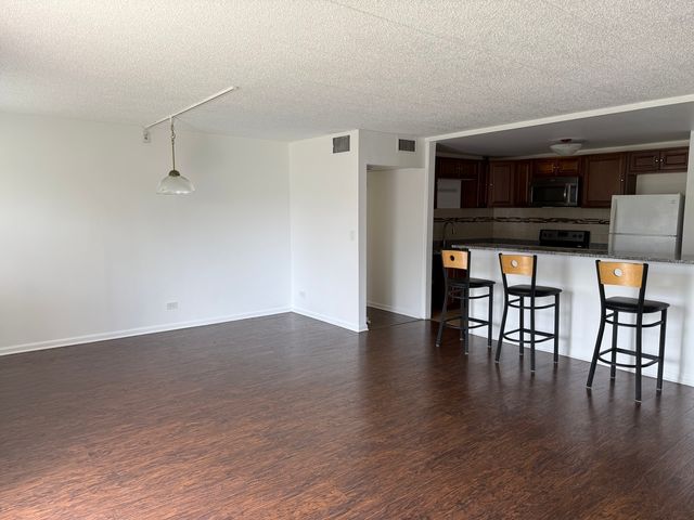 3220 Sanders Road 3B, Northbrook, IL 60062