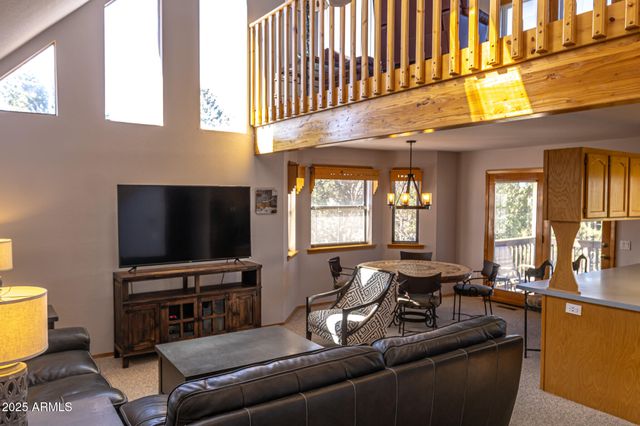 2806 SKYHAWK Drive, Overgaard, AZ 85933