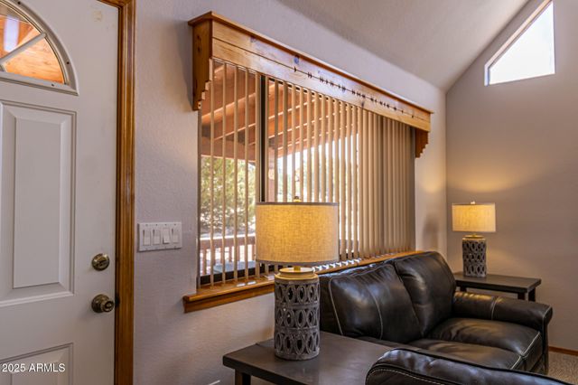 2806 SKYHAWK Drive, Overgaard, AZ 85933