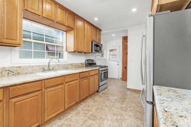 211 Calvin Street, Taft, CA 93268