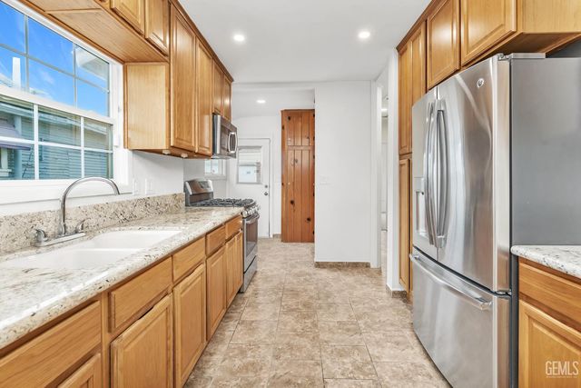 211 Calvin Street, Taft, CA 93268