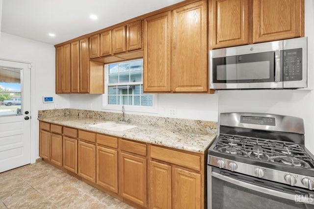 211 Calvin Street, Taft, CA 93268