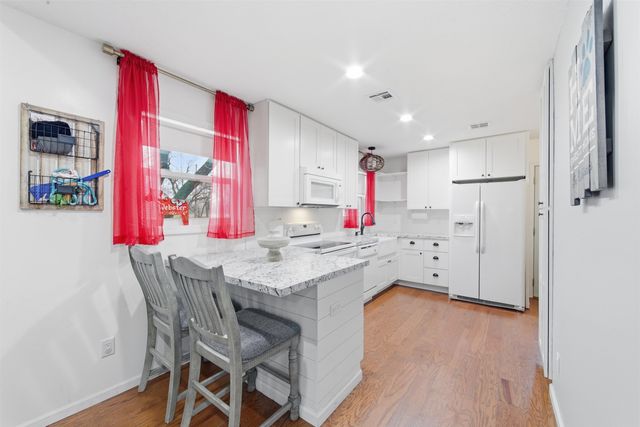 532 N Hickory Ln, Valley Center, KS 67147