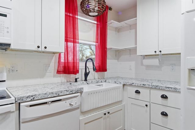 532 N Hickory Ln, Valley Center, KS 67147