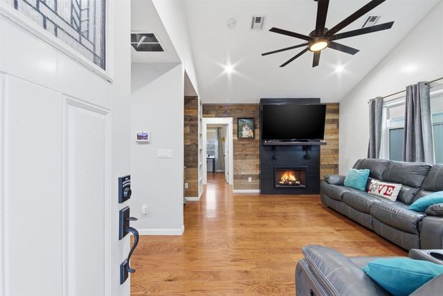 532 N Hickory Ln, Valley Center, KS 67147