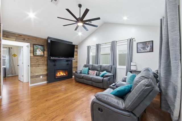 532 N Hickory Ln, Valley Center, KS 67147