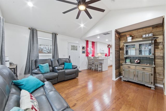 532 N Hickory Ln, Valley Center, KS 67147