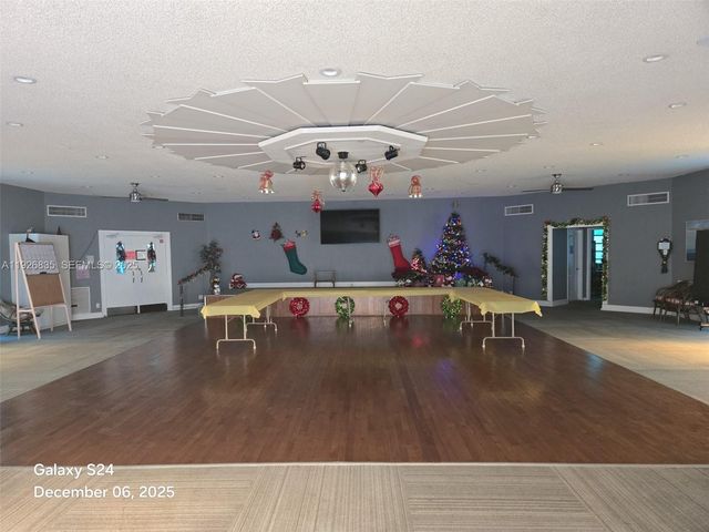 5181 W Oakland Park Blvd 102, Lauderdale Lakes, FL 33313