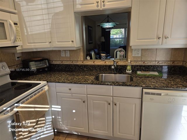 5181 W Oakland Park Blvd 102, Lauderdale Lakes, FL 33313