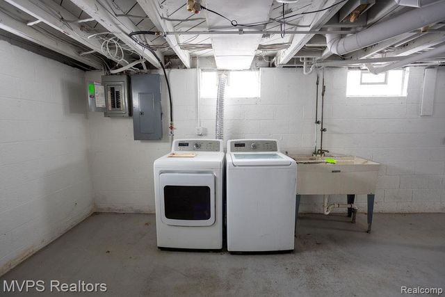 1107 E Muir Avenue, Hazel Park, MI 48030