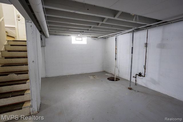 1107 E Muir Avenue, Hazel Park, MI 48030