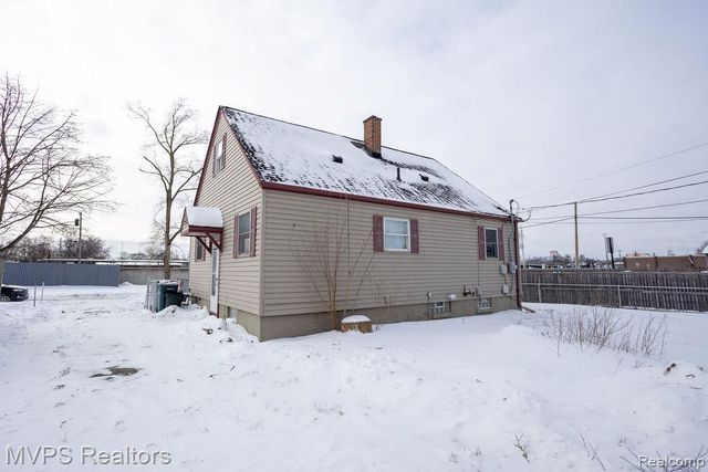 1107 E Muir Avenue, Hazel Park, MI 48030