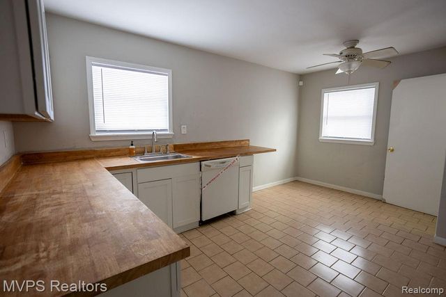 1107 E Muir Avenue, Hazel Park, MI 48030