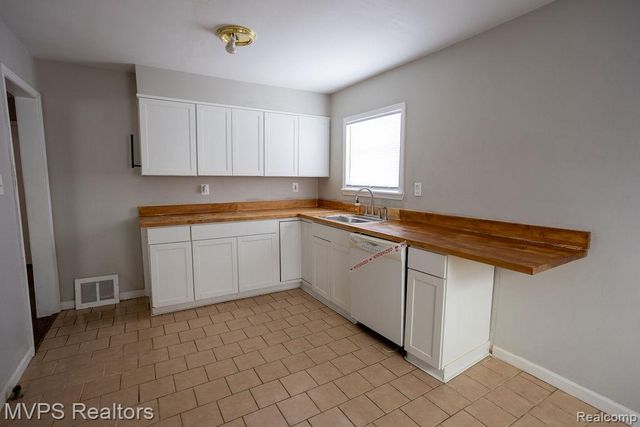 1107 E Muir Avenue, Hazel Park, MI 48030