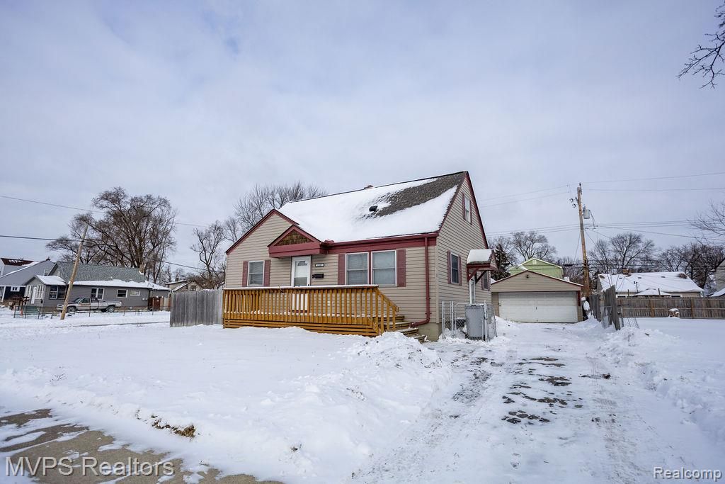 1107 E Muir Avenue, Hazel Park, MI 48030