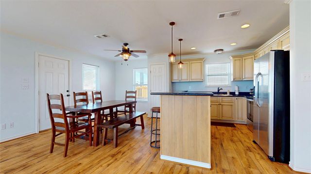 854 Palmetto Drive, Crystal Beach, TX 77650