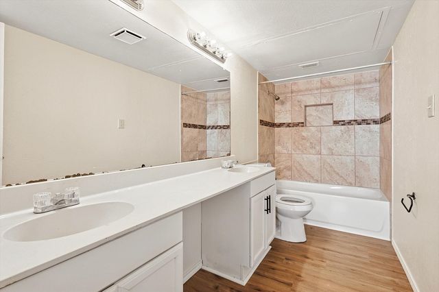 6033 Dooley Drive, The Colony, TX 75056