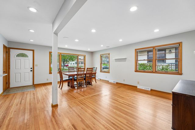 2164 Reaney Avenue E, Saint Paul, MN 55119