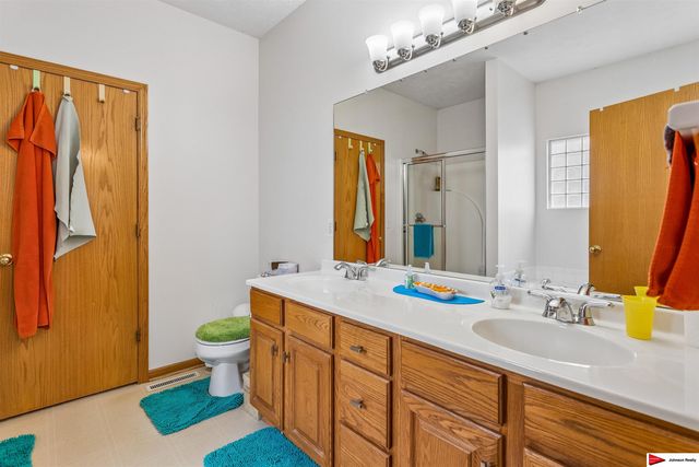 271 S 199 Street, Omaha, NE 68022