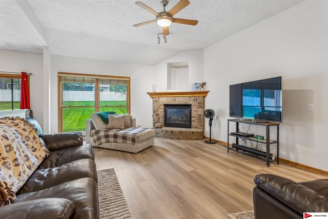 271 S 199 Street, Omaha, NE 68022