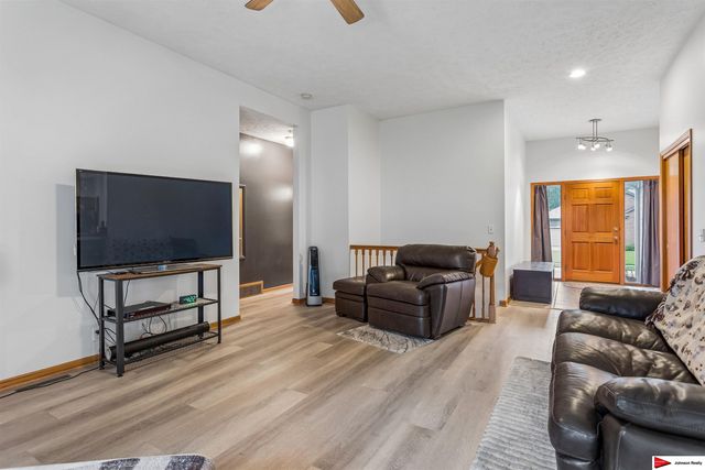 271 S 199 Street, Omaha, NE 68022