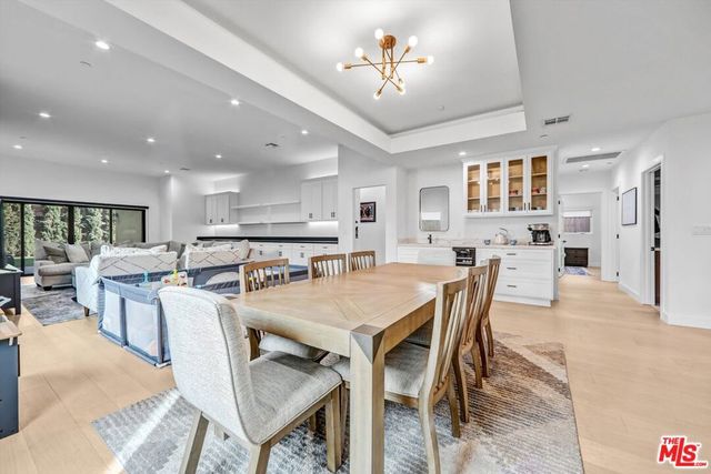 15227 Hartsook Street, Sherman Oaks, CA 91403