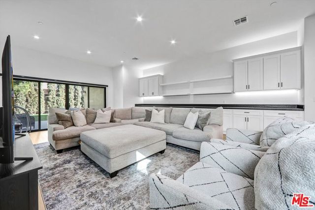 15227 Hartsook Street, Sherman Oaks, CA 91403