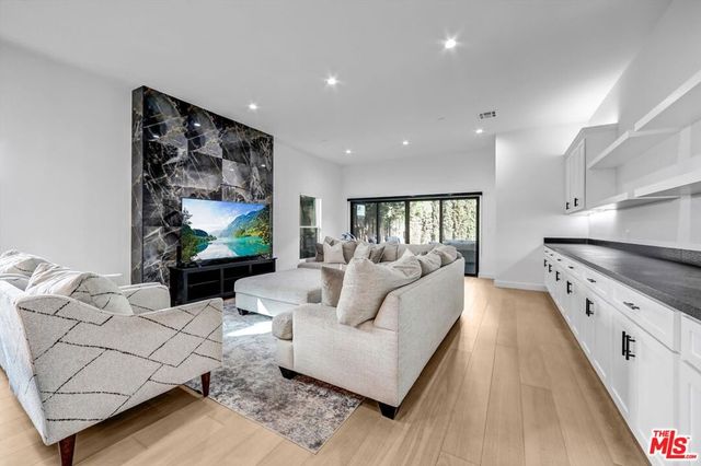 15227 Hartsook Street, Sherman Oaks, CA 91403