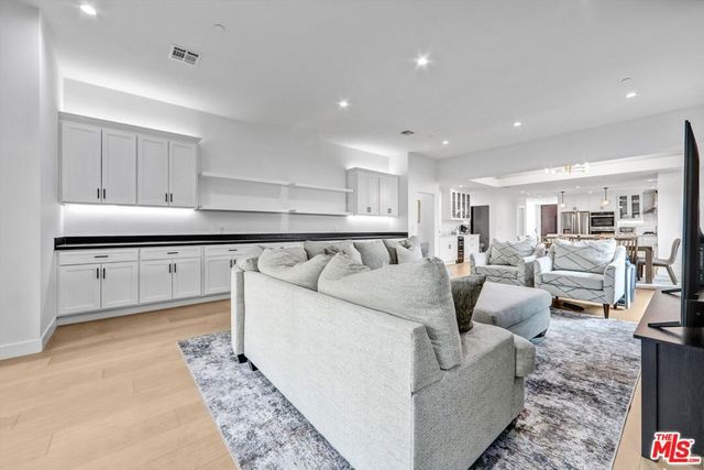 15227 Hartsook Street, Sherman Oaks, CA 91403