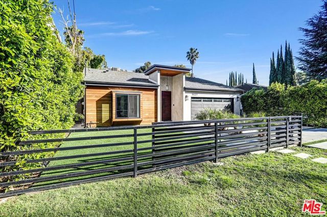 15227 Hartsook Street, Sherman Oaks, CA 91403
