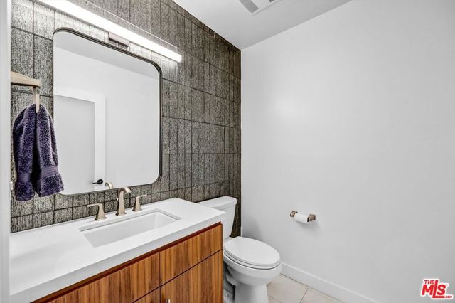 15227 Hartsook Street, Sherman Oaks, CA 91403