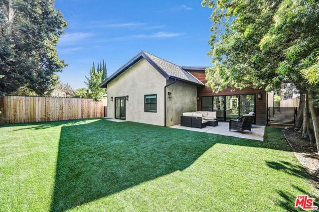 15227 Hartsook Street, Sherman Oaks, CA 91403